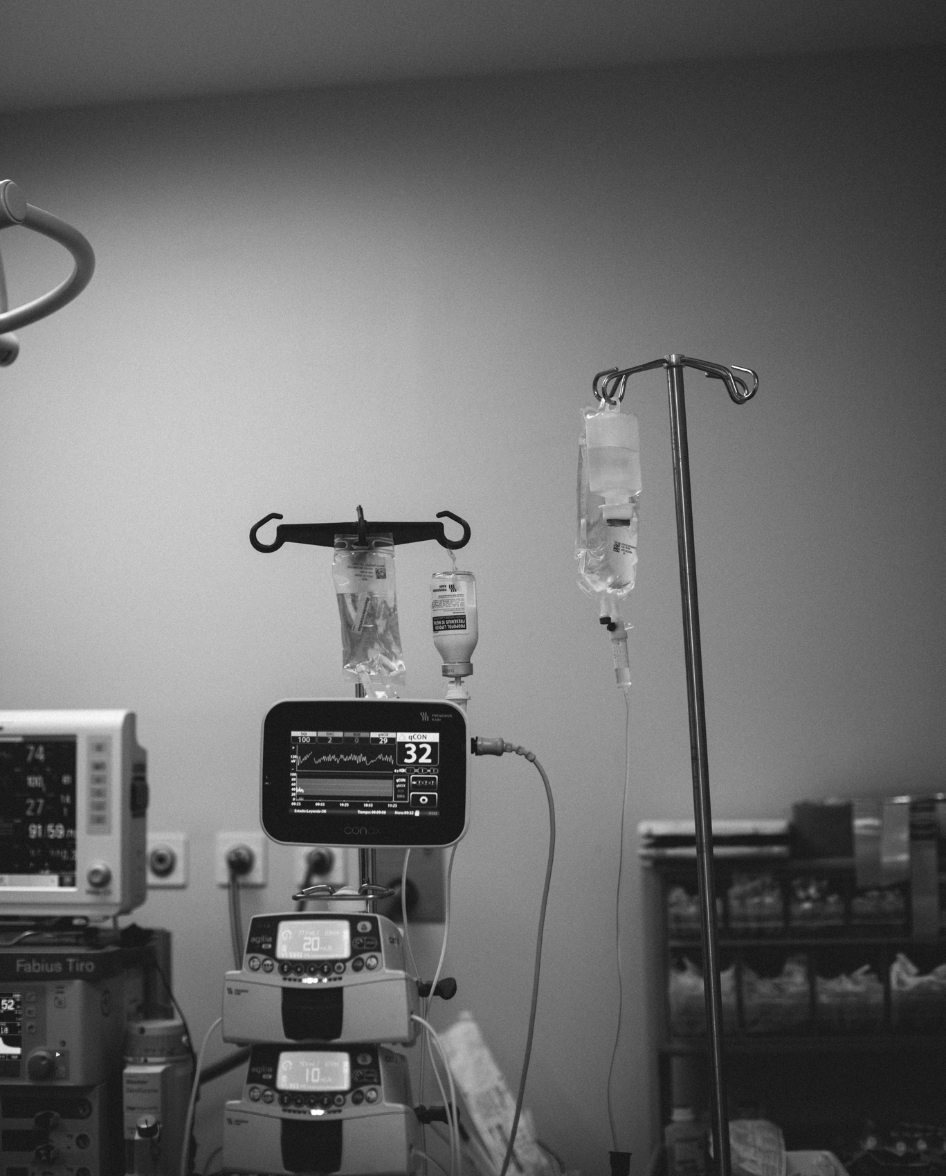 Black and white photo heart rate monitor during plastic surgery. Photography by Laura Divella